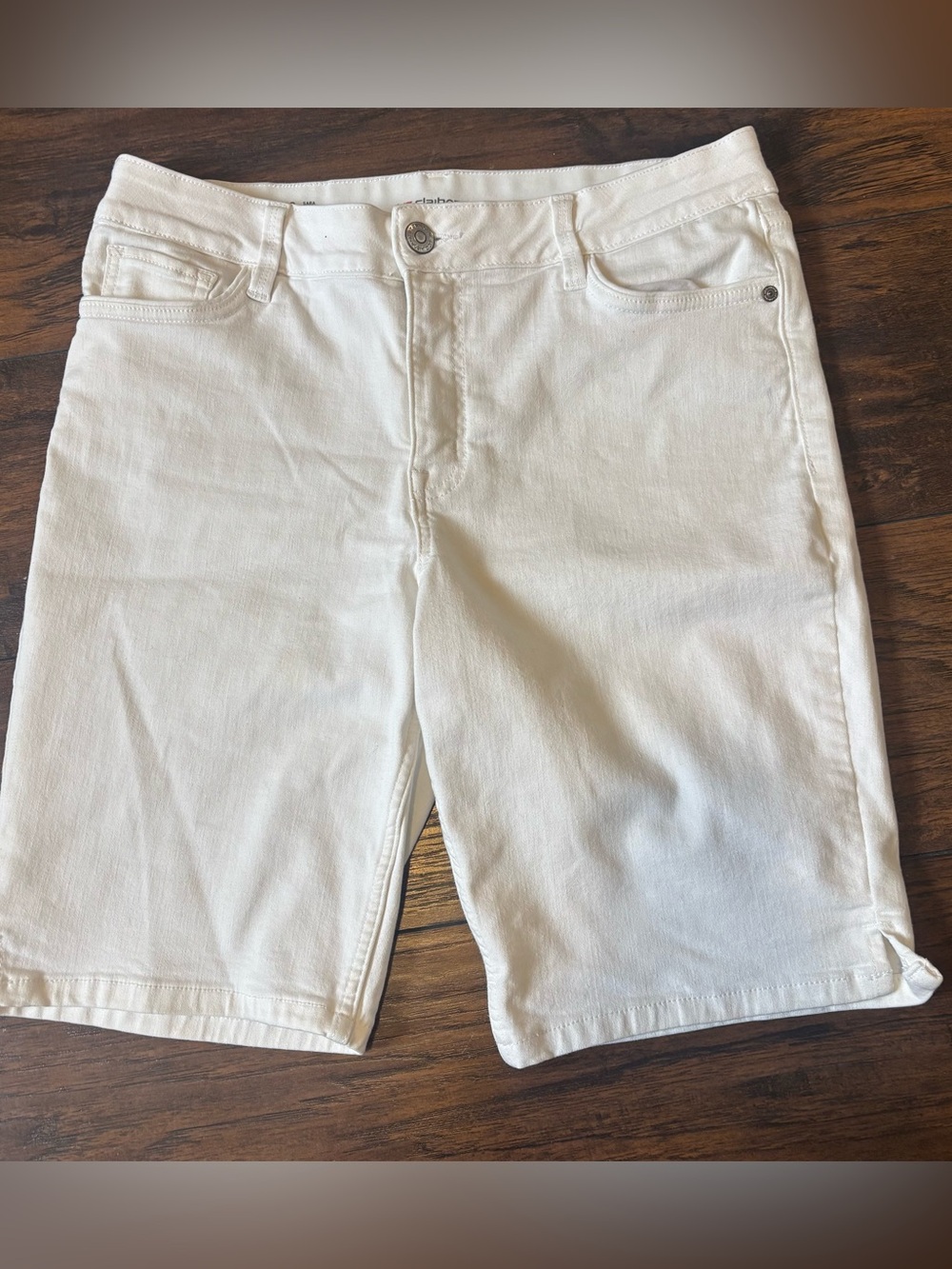 Liz Claiborne Sara White Denim Bermuda Shorts Size 12 Mid-Rise Stretch Casual